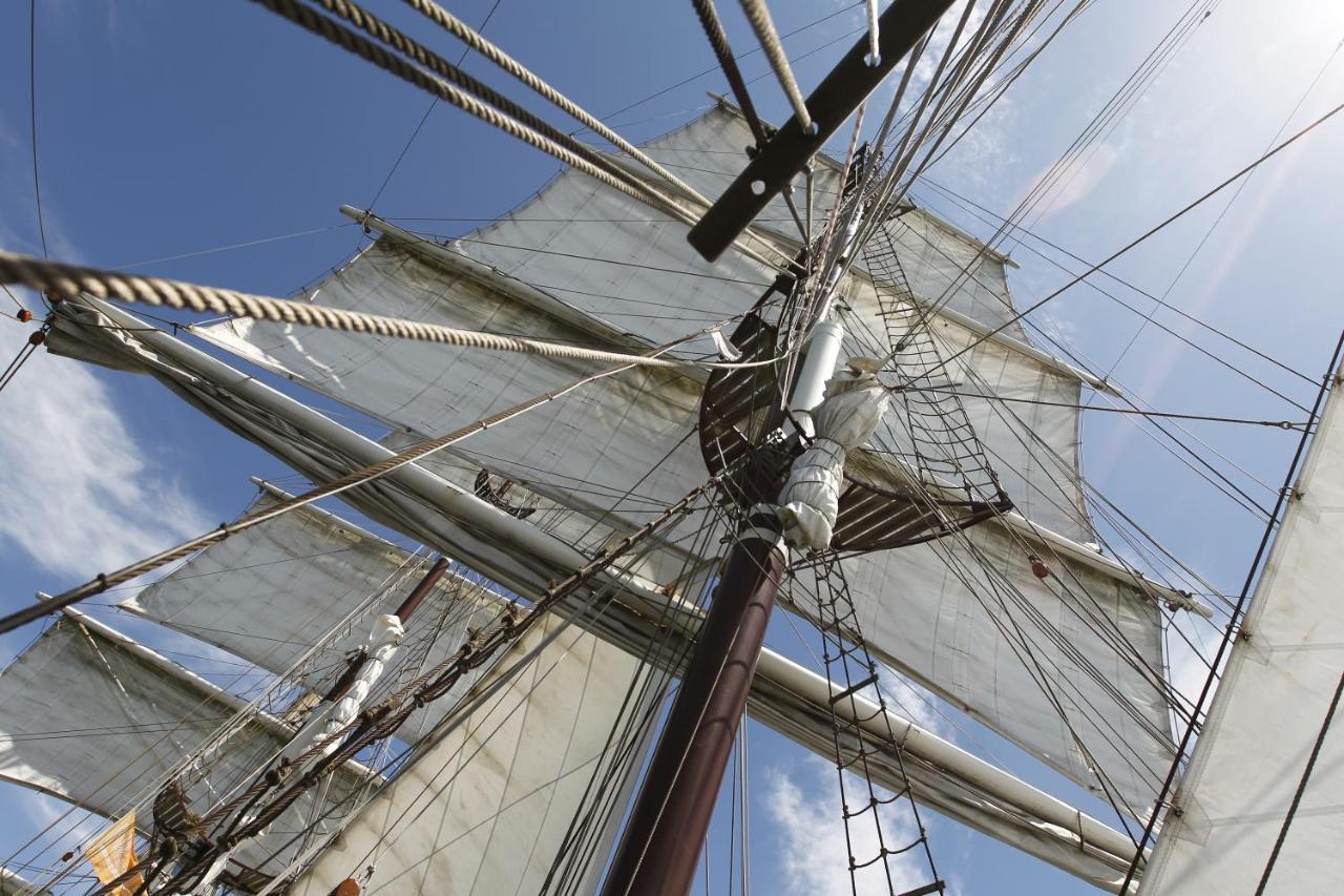 Tallship Artemis Hotel *