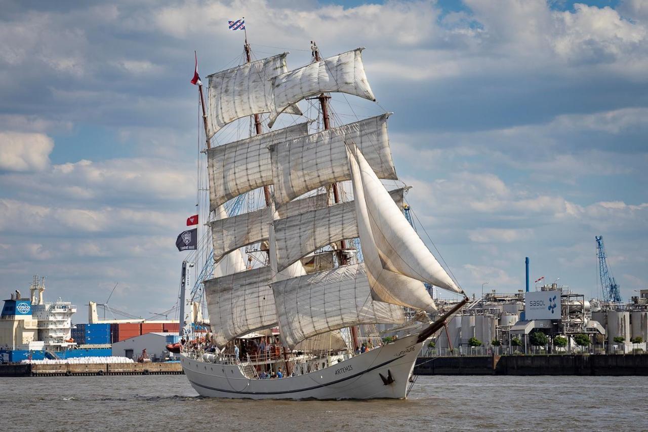 Tallship Artemis Hotel